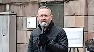 Aron Flam talar på Mynttorget i Stockholm