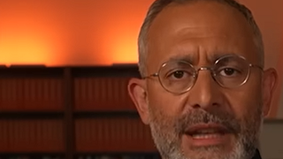 Aron Flams ansikte i närbild