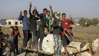 Glada invånare i Gaza tar emot livsmedel från GHF