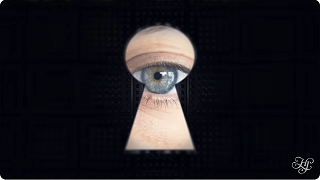 Ett öga försöker titta in i mörkret igenom ett nyckelhål