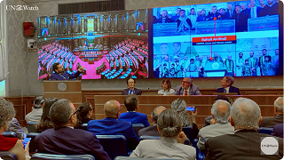 Hillel Neuer visar bilder av ledarna i Hamas och UNWRA för Italiens parlament.