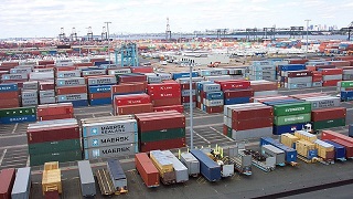 En hamn med många containrar