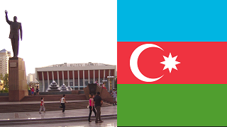Hejdarstaty i Baku mot bakgrund av Azerbajdzjans flagga