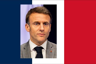 Macron framför Frankrikes flagga