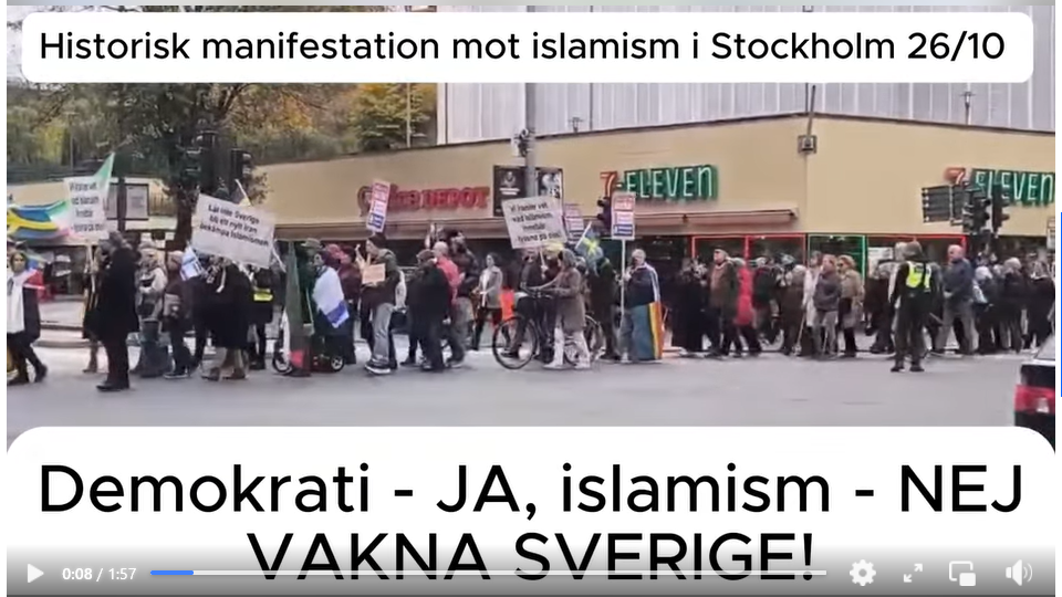 Folkmassan går via Odengatan över Sveavägen