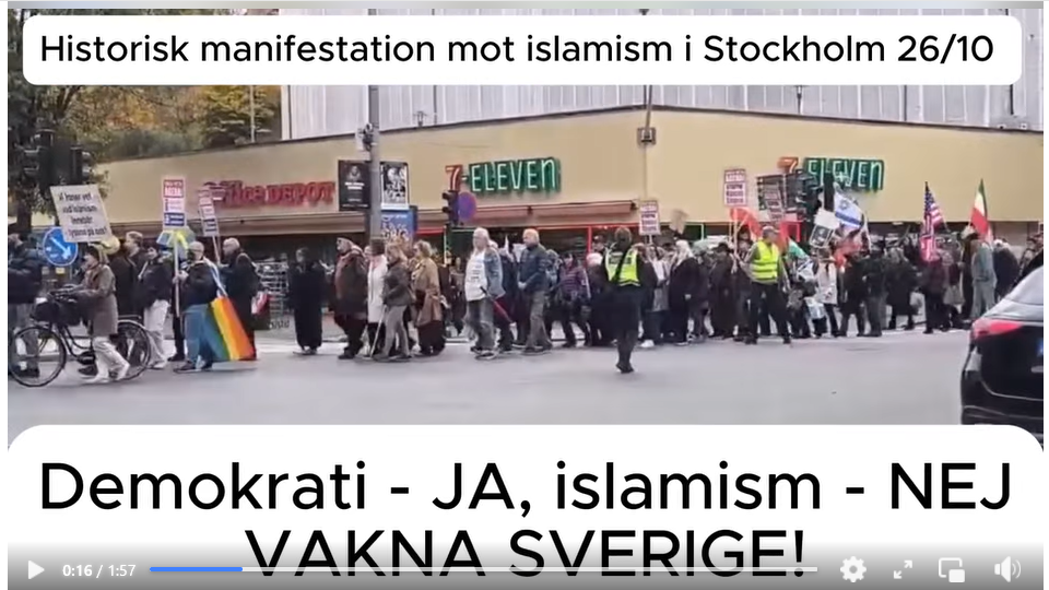 Folkmassan fortsätter via Odengatan över Sveavägen