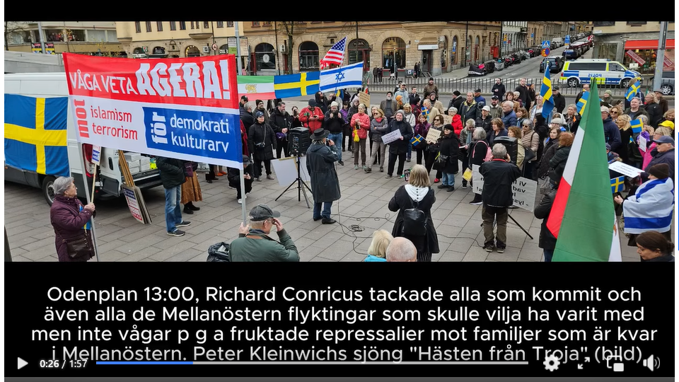 Folkmassan fortsätter via Odengatan över Sveavägen