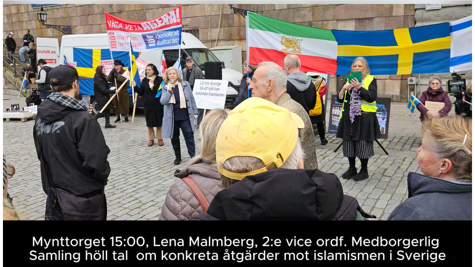 Folkmassan fortsätter via Odengatan över Sveavägen