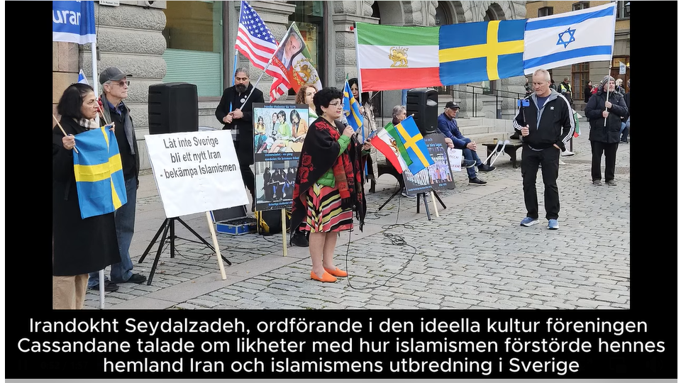 Folkmassan fortsätter via Odengatan över Sveavägen