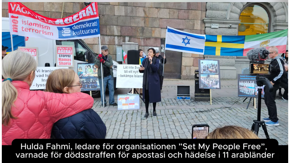 Folkmassan fortsätter via Odengatan över Sveavägen