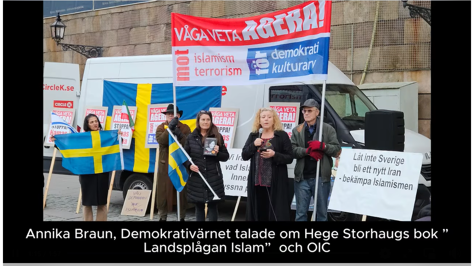 Folkmassan fortsätter via Odengatan över Sveavägen