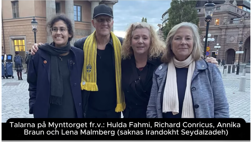 Folkmassan fortsätter via Odengatan över Sveavägen