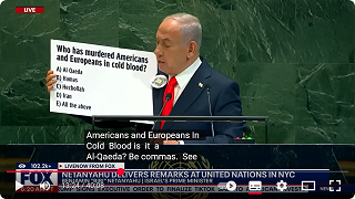 Netanyahu visar fram en skylt med en fråga och fem olika svar.