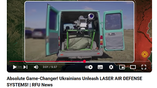 Linsen på laservapnet som pekar ut ur bakdörrarna på en skåpbil